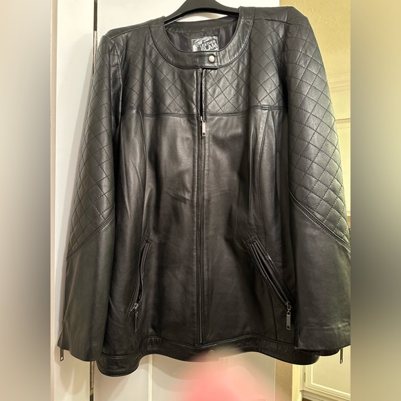 Avenue Jackets & Blazers - Vintage Black Leather Jacket. Quilted Sleeves. Zip Front. Avenue. 24/26.